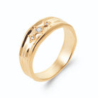 Bague jonc bombé à trois rangs et étoiles de zircons en plaqué or, vue de trois quarts