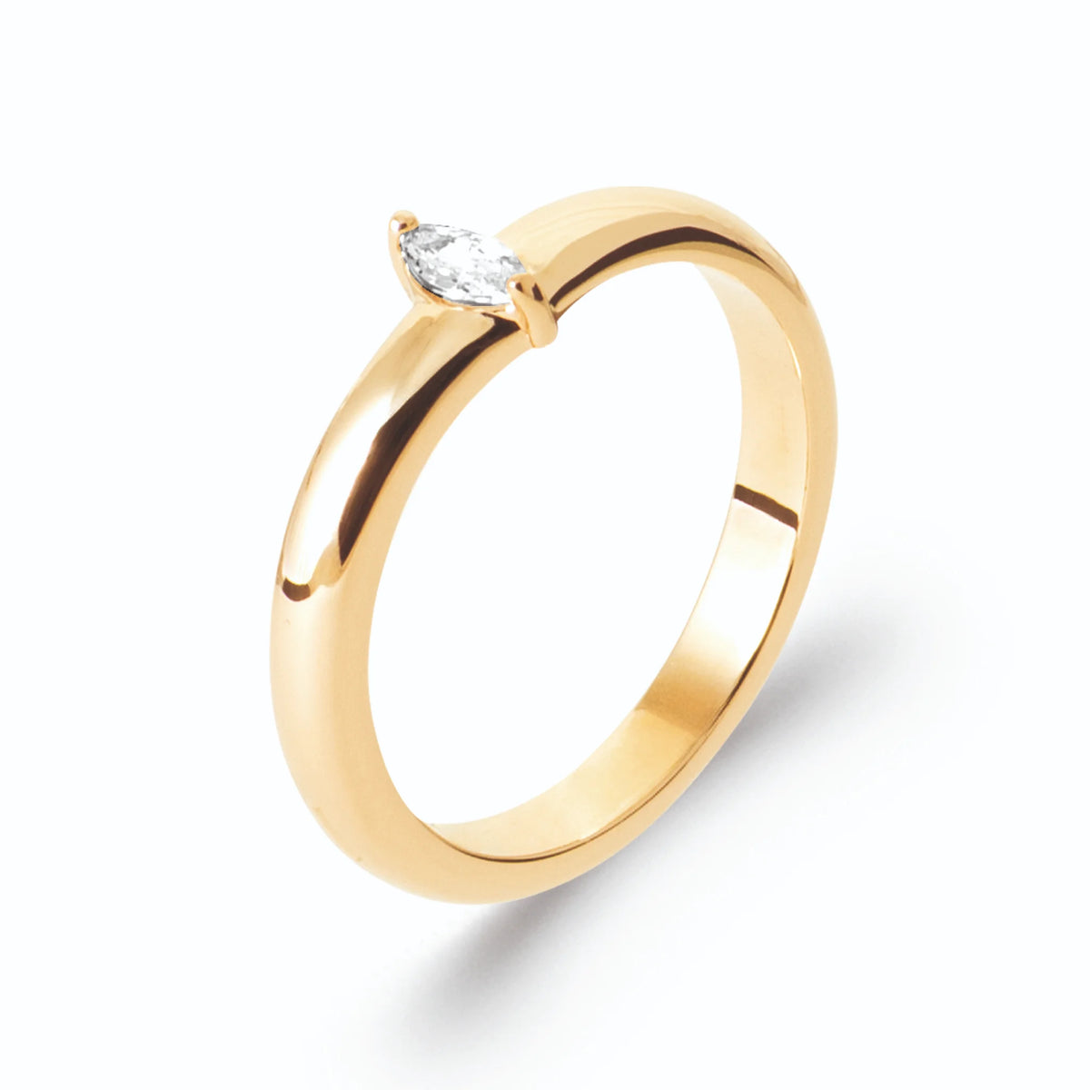 Bague jonc bombé et zircon navette serti clos en plaqué or, vue de trois quarts