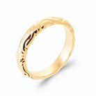 Bague jonc fin ciselé de volutes et de vagues en plaqué or, vue de trois quarts
