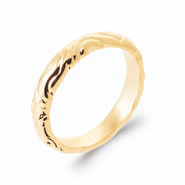 Bague jonc fin ciselé de volutes et de vagues en plaqué or, vue de trois quarts