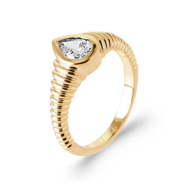 Bague jonc godronné zircon poire en plaqué or, vue de trois quarts