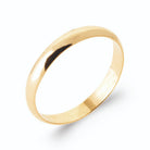 Bague jonc plat lisse en or poli intemporel en plaqué or, vue de trois quarts