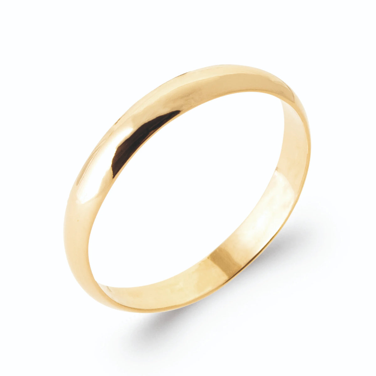 Bague jonc plat lisse en or poli intemporel en plaqué or, vue de trois quarts