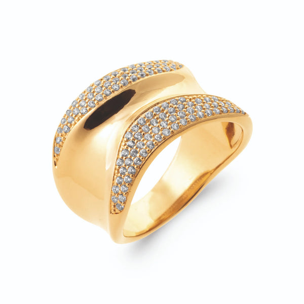 Bague large bombée en vague et bandes pavées de micro-zircons en plaqué or, vue de trois quarts
