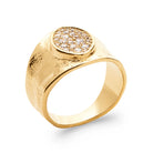 Bague large martelée et disque ovale pavé de zircons en plaqué or