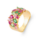 Bague large mosaïque de pierres roses et vertes en plaqué or, vue de trois quarts