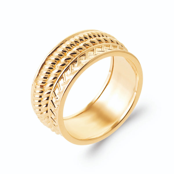 Bague large multi-rangs torsadés et chevrons sans pierre en plaqué or, vue de trois quarts