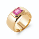 Bague large plateau poli et pierre rectangulaire rose fuchsia en plaqué or