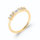 Bague ligne de zircons baguette et ronds en plaqué or, vue de trois quarts