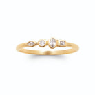 Bague ligne de zircons de tailles variées en serti clos en plaqué or
