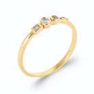 Bague ligne de zircons de tailles variées en serti clos en plaqué or