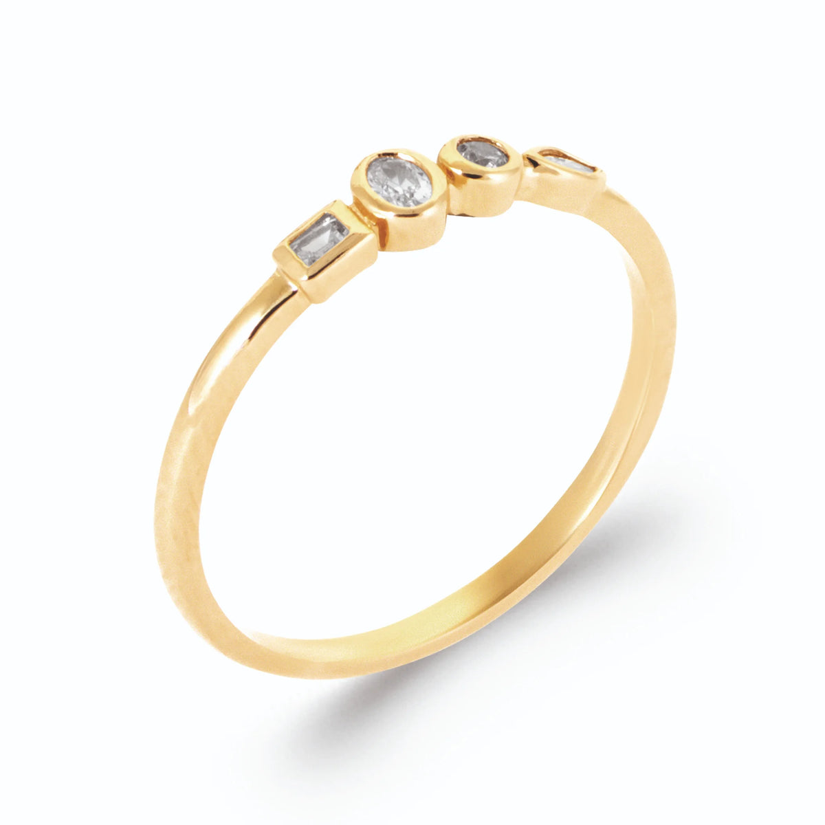 Bague ligne de zircons de tailles variées en serti clos en plaqué or