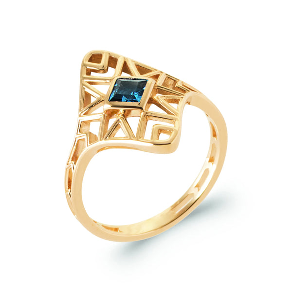 Bague losange ajouré géométrique pierre carrée bleu ciel en plaqué or, vue de trois quarts