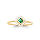 Bague losange pierre carrée vert émeraude et zircons plaqué or, vue de face