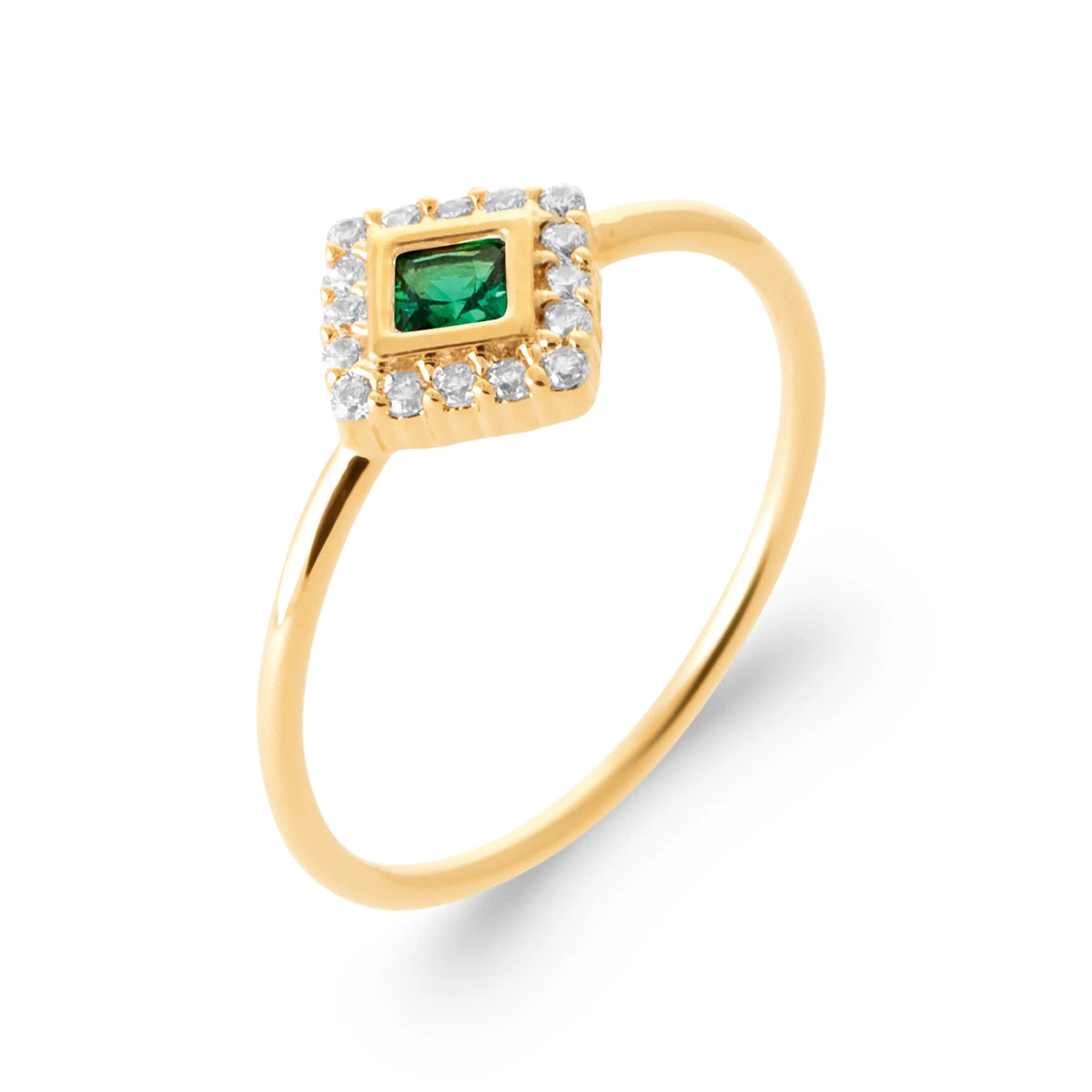 Bague losange pierre carrée vert émeraude et zircons en plaqué or, vue de trois quarts