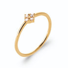 Bague losange de quatre petits zircons sur anneau fin en plaqué or