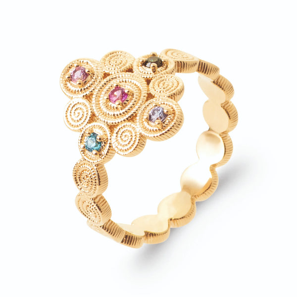 Bague losange de spirales filigranées pierres multicolores en plaqué or, vue de trois quarts