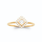Bague losange zircon carré et entourage de zircons plaqué or, vue de face