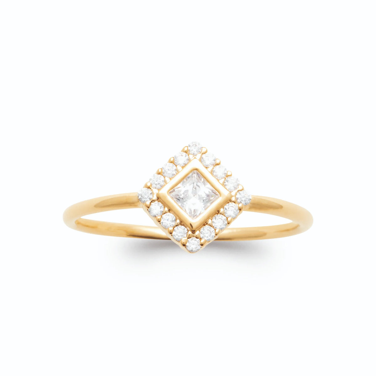 Bague losange zircon carré et entourage de zircons plaqué or, vue de face