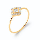 Bague losange zircon carré et entourage de zircons en plaqué or, vue de trois quarts