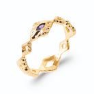 Bague losanges ajourés et pierre navette violette en plaqué or, vue de trois quarts