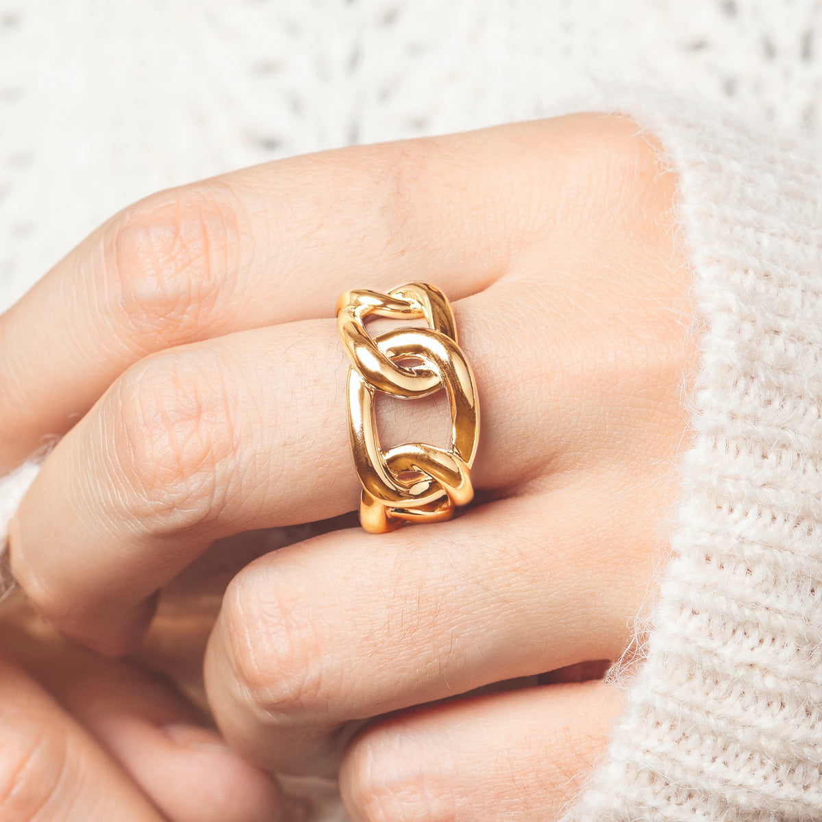 Bague maille gourmette et grand maillon plat en or poli plaqué or portée à la main