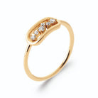 Bague maillon ovale et ligne de zircons en plaqué or