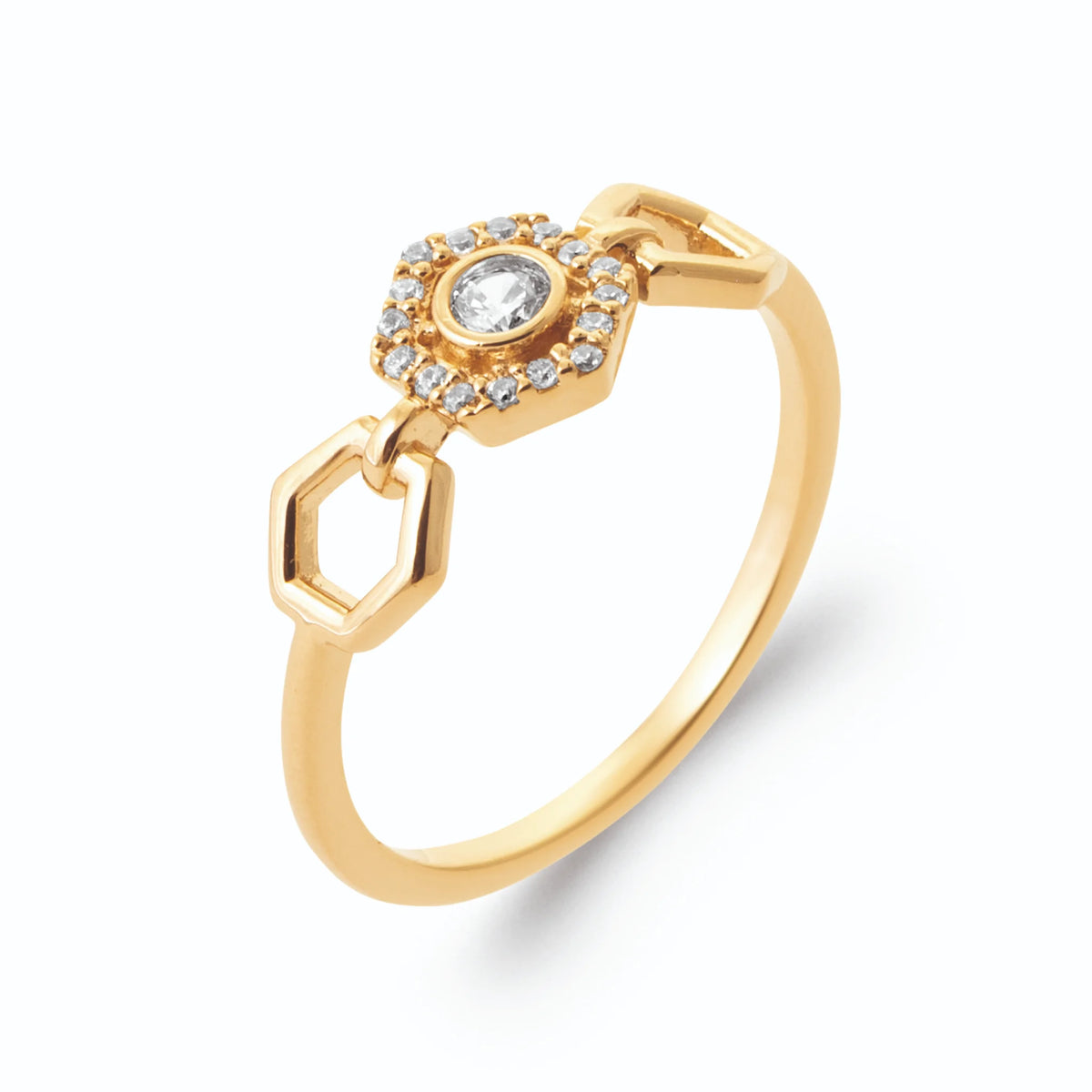 Bague maillons hexagonaux et hexagone pavé de zircons en plaqué or, vue de trois quarts
