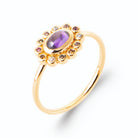 Bague marguerite cabochon violet et pierres multicolores en plaqué or, vue de trois quarts