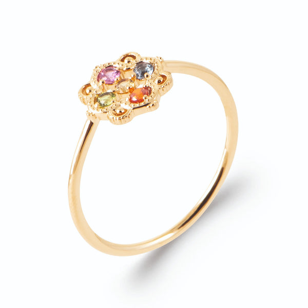 Bague médaillon dentelle cinq pierres multicolores en plaqué or, vue de trois quarts