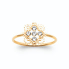 Bague médaillon dentelle cinq zircons en croix en plaqué or