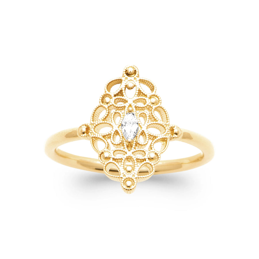 Bague médaillon dentelle zircon poire en plaqué or, portée à la main
