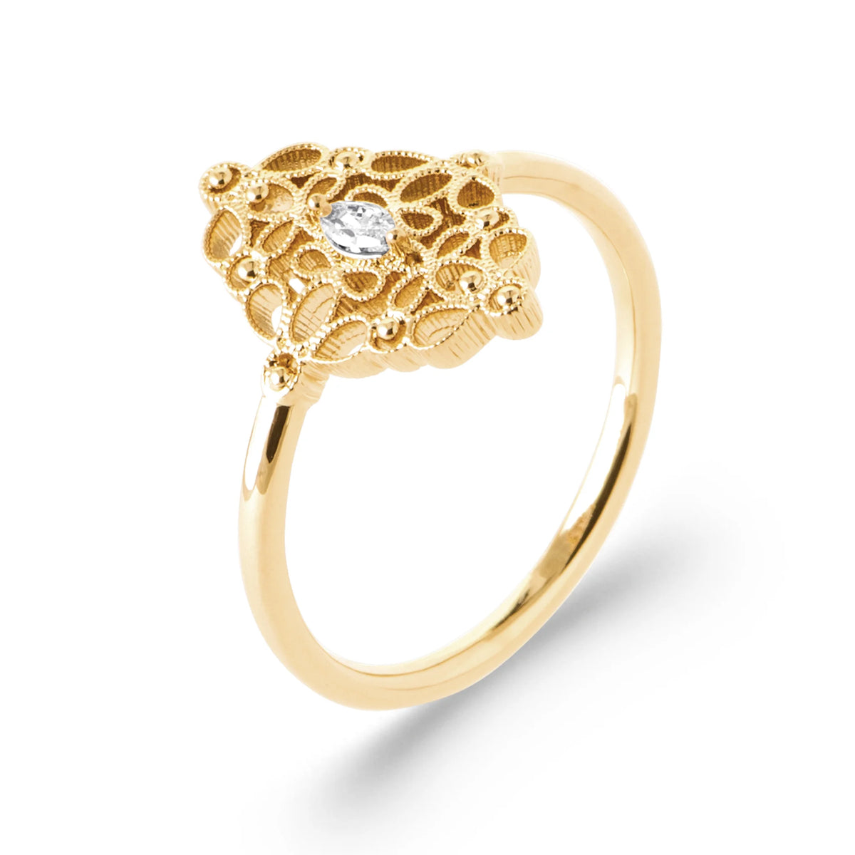 Bague médaillon dentelle zircon poire en plaqué or, vue de trois quarts