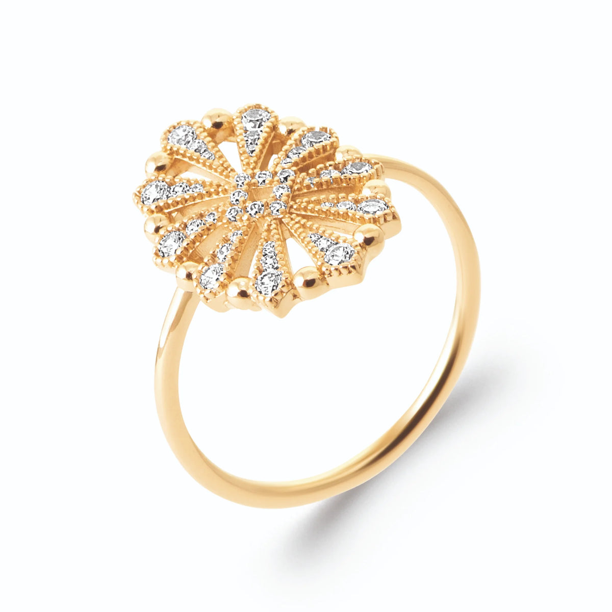 Bague médaillon éventail rayonnant ajouré et zircons en plaqué or, vue de trois quarts