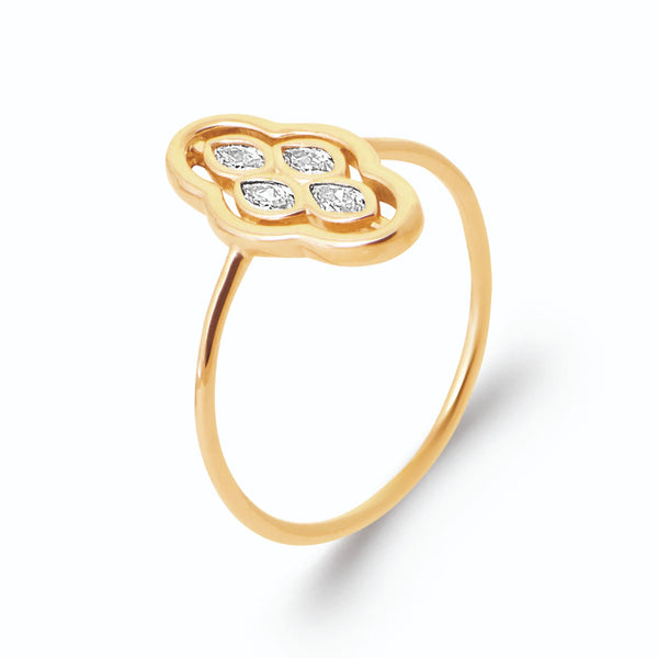 Bague médaillon nuage quatre zircons navettes en plaqué or, vue de trois quarts