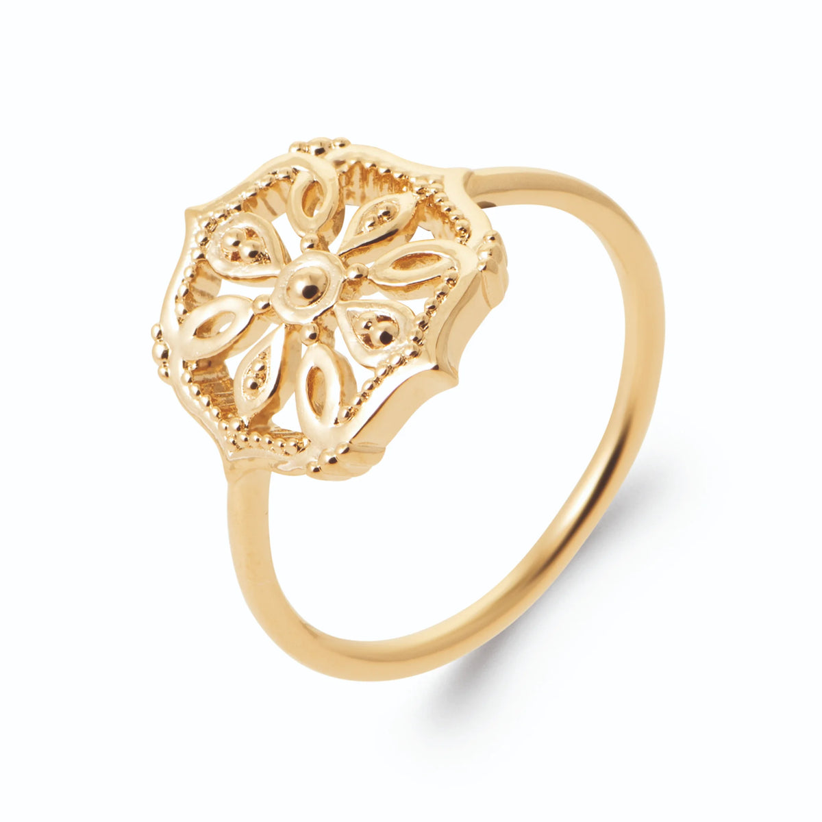 Bague médaillon octogonal festonné en filigrane et grains d’or en plaqué or, vue de trois quarts