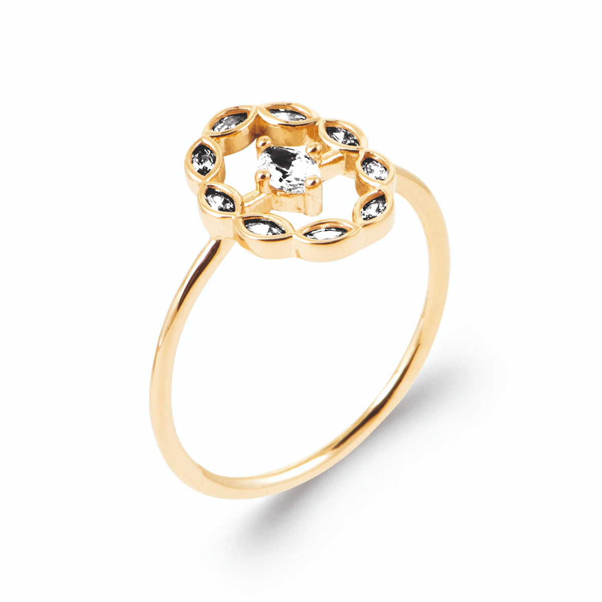 Bague médaillon ovale ajouré couronne de zircons navettes en plaqué or