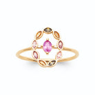 Bague médaillon ovale ajouré pierre rose et couronne de navettes en plaqué or