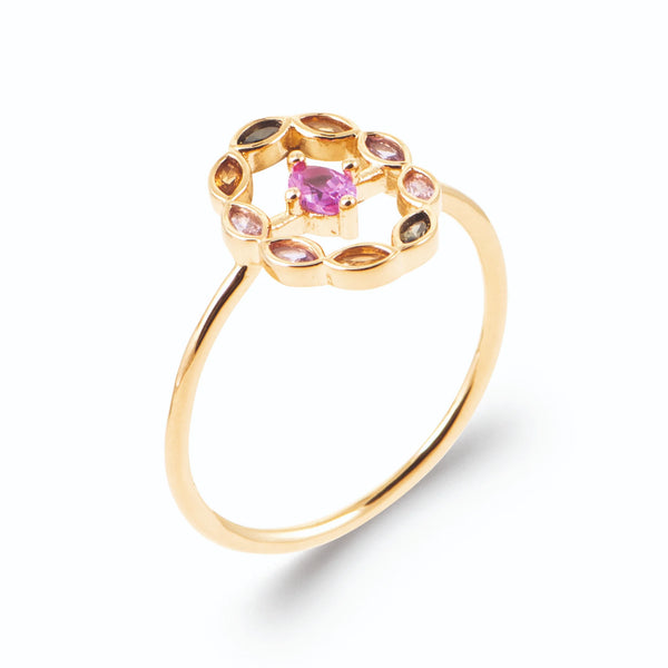 Bague médaillon ovale ajouré pierre rose et couronne de navettes en plaqué or, vue de trois quarts