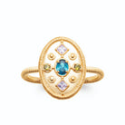 Bague médaillon ovale cordé pierre bleu profond et pierres en croix plaqué or, vue de face