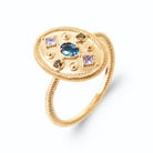Bague médaillon ovale cordé pierre bleu profond et pierres en croix en plaqué or, vue de trois quarts