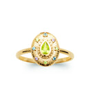 Bague médaillon ovale guilloché pierre poire vert anis plaqué or, vue de face