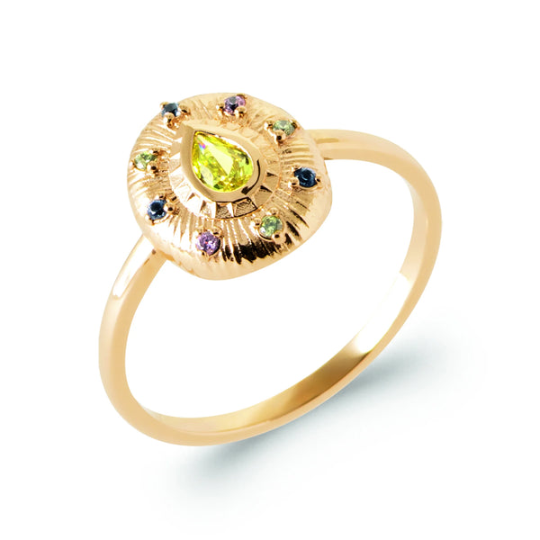 Bague médaillon ovale guilloché pierre poire vert anis en plaqué or, vue de trois quarts