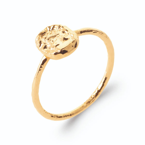 Bague médaillon ovale martelé façon pièce ancienne sans pierre en plaqué or, vue de trois quarts