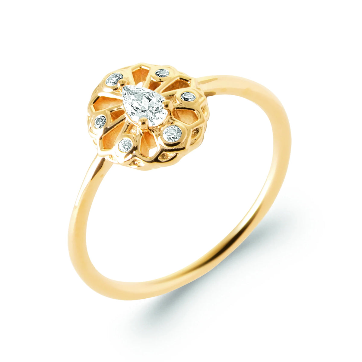 Bague médaillon ovale rosace ajourée zircon poire en plaqué or, vue de trois quarts