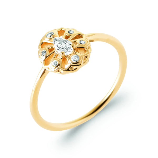 Bague médaillon ovale rosace ajourée zircon poire en plaqué or, vue de trois quarts