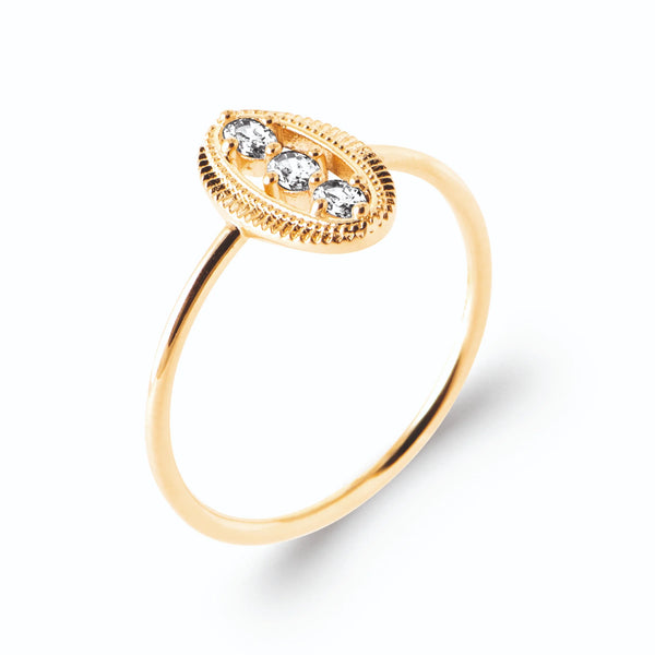 Bague médaillon ovale trois zircons en plaqué or, vue de trois quarts