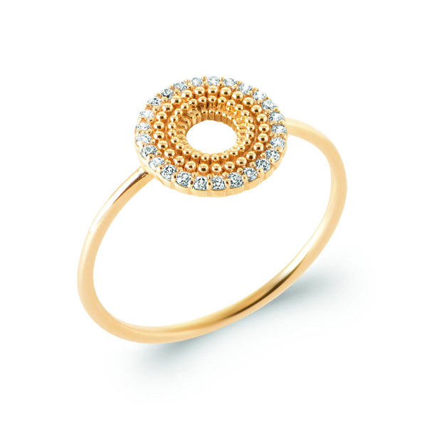 Bague médaillon rond cercles de grains d’or et halo de zircons en plaqué or, vue de trois quarts