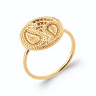 Bague médaillon rond motif cachemire en filigrane en plaqué or, vue de trois quarts