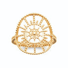 Bague médaillon rond rosace en dentelle de grains d’or sur anneau perlé plaqué or, vue de face